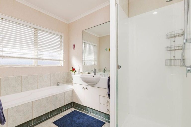 Photo of property in 24 Corta Bella Place, Golflands, Auckland, 2013