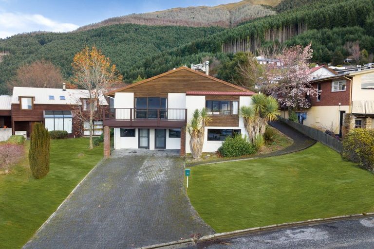 Photo of property in 8 Avalon Crescent, Fernhill, Queenstown, 9300