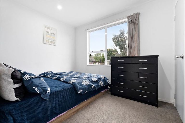 Photo of property in 2/13 Etherton Drive, Weymouth, Auckland, 2103