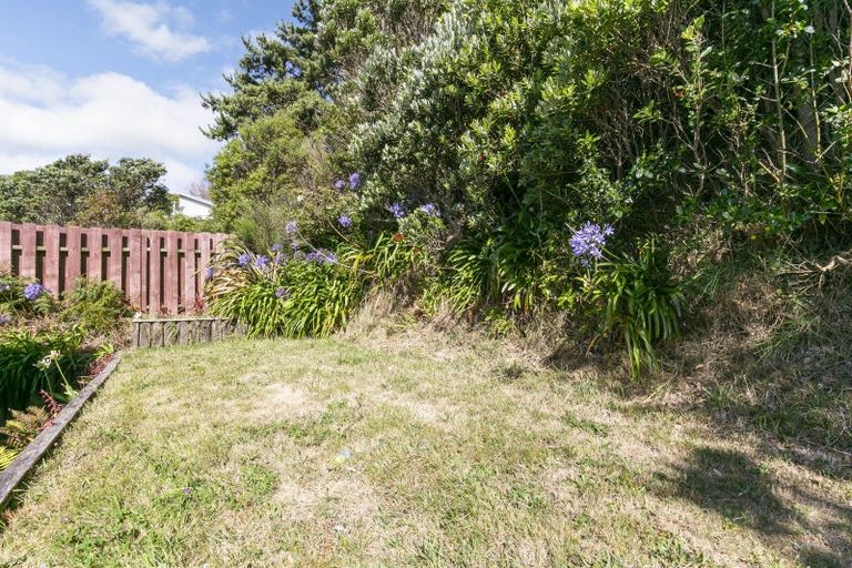 Photo of property in 3 Lomond Street, Newlands, Wellington, 6037