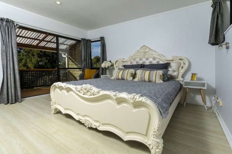 Photo of property in 9 Heatherleigh Rise, Northcross, Auckland, 0632