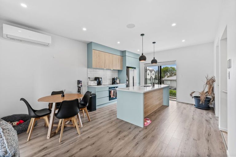 Photo of property in 6/107 Hobsonville Road, West Harbour, Auckland, 0618