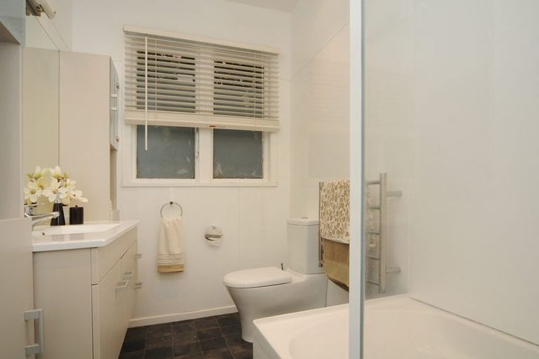 Photo of property in 132a Kelburn Parade, Kelburn, Wellington, 6012