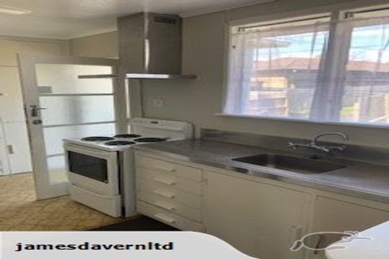 Photo of property in 6 Taipari Road, Te Atatu Peninsula, Auckland, 0610