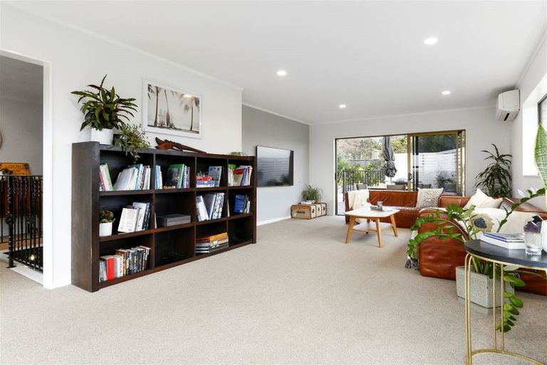 Photo of property in 8 Higham Ferrers Place, Red Beach, 0932