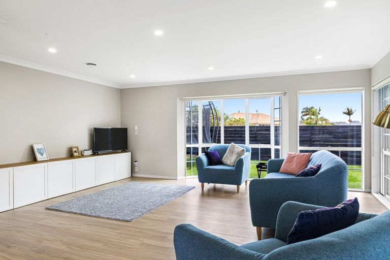 Photo of property in 33 Maygrove Drive, Orewa, 0931