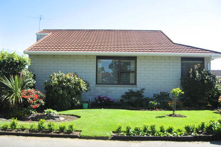 Photo of property in 2/4 Heaphy Place, Casebrook, Christchurch, 8051