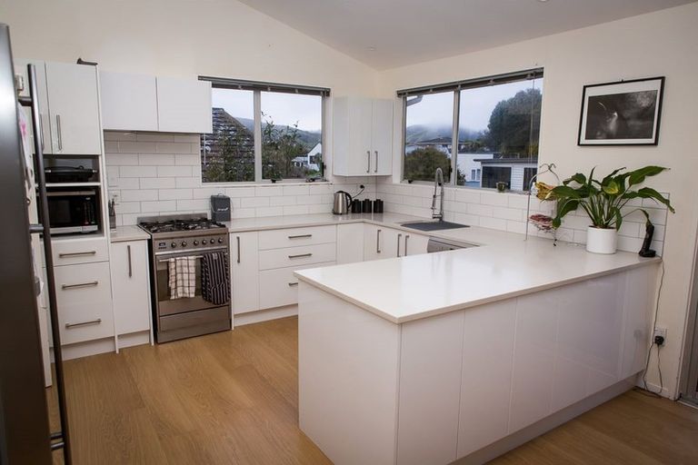 Photo of property in 18 Paddington Grove, Karori, Wellington, 6012