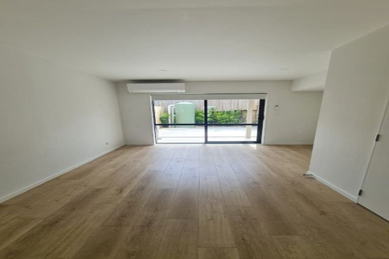Photo of property in 2/6 South Pacific Place, Henderson, Auckland, 0612