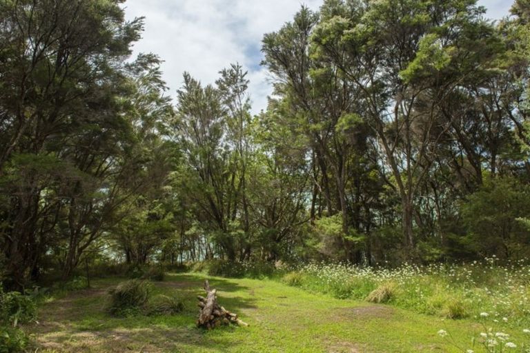 Photo of property in 90 Tahunatapu Road, Parua Bay, Whangarei, 0174