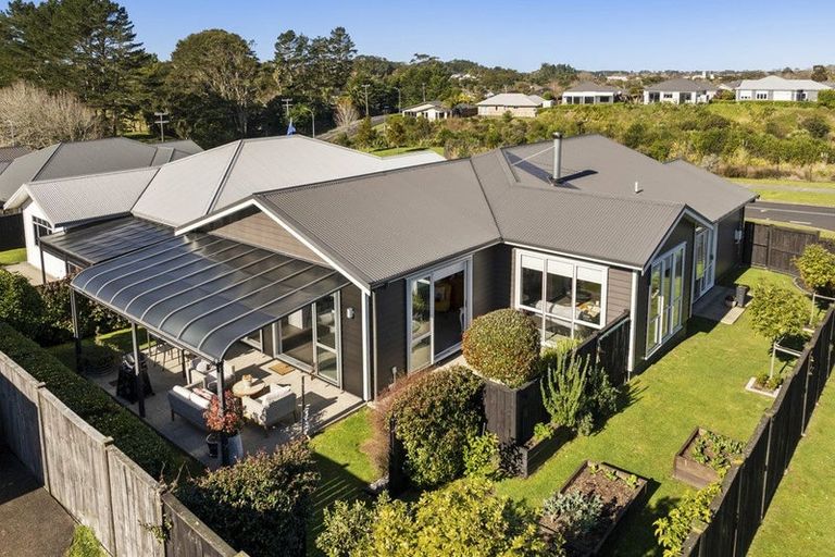 Photo of property in 8 Huarahi Pai Road, Huapai, Kumeu, 0810