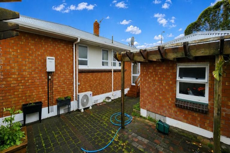 Photo of property in 2 Hood Place, Spotswood, New Plymouth, 4310