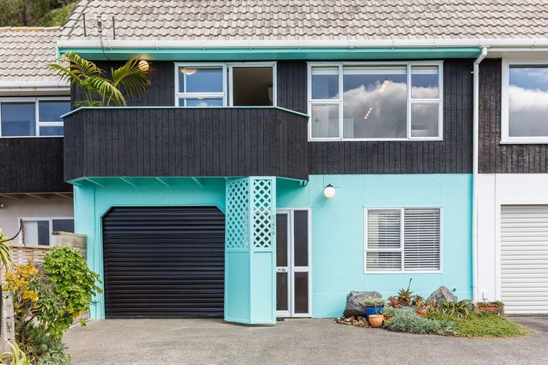 Photo of property in 2/418 Queens Drive, Lyall Bay, Wellington, 6022