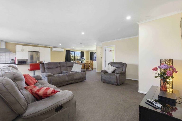 Photo of property in 41 Breaker Grove, Waiuku, 2123
