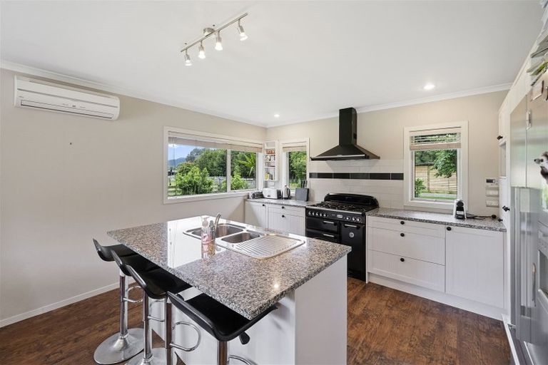 Photo of property in 468 Tararua Road, Levin, 5571