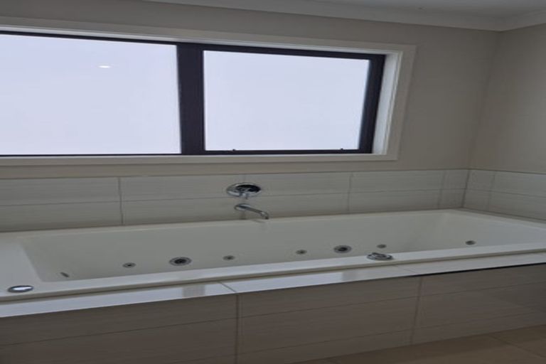 Photo of property in 77 Te Puia Drive, Aotea, Porirua, 5024