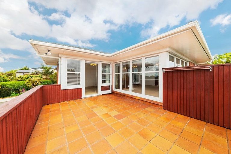 Photo of property in 4301 Great North Road, Glendene, Auckland, 0602