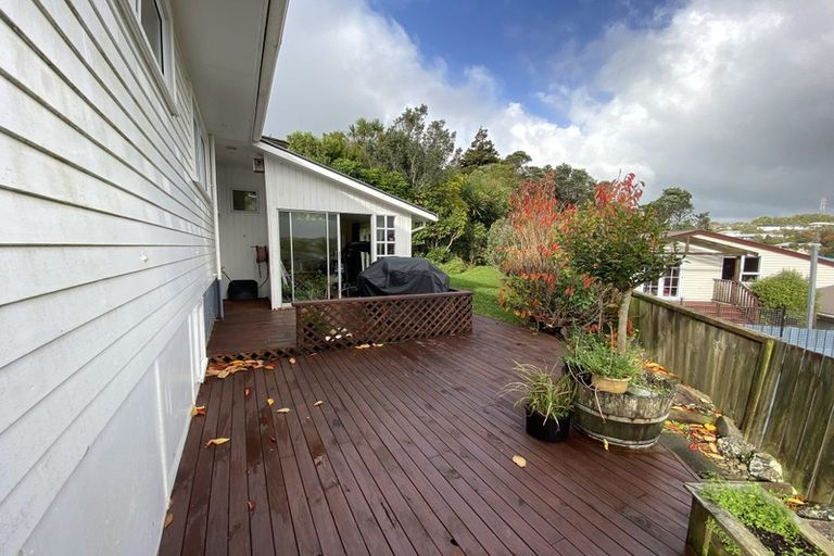 Photo of property in 12 Kinapori Terrace, Newlands, Wellington, 6037