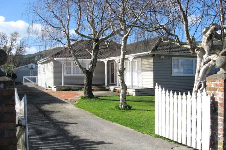 Photo of property in 100 Wellington Road, Wainuiomata, Lower Hutt, 5014