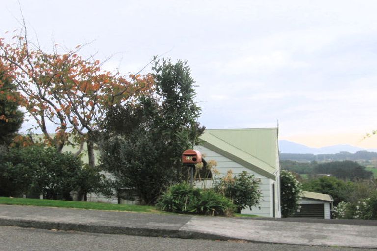 Photo of property in 10 Amokura Street, Waikanae, 5036