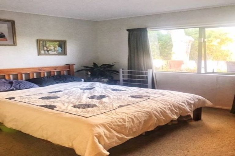 Photo of property in 6a Holman Road, Te Atatu Peninsula, Auckland, 0610