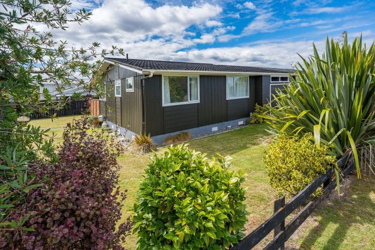 Photo of property in 11 Besley Place, Acacia Bay, Taupo, 3330