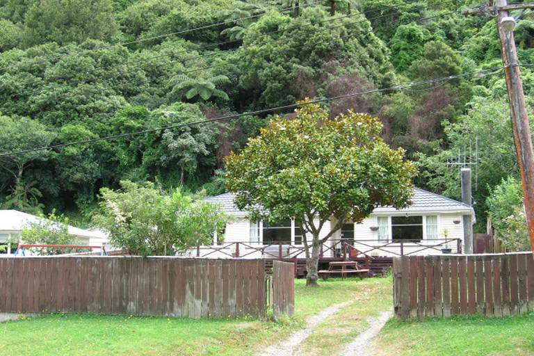 Photo of property in 16 Bridge Road, Birchville, Upper Hutt, 5018