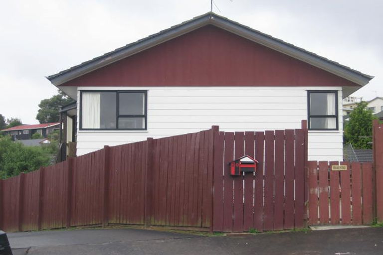 Photo of property in 2/20 Leiden Place, Totara Vale, Auckland, 0629
