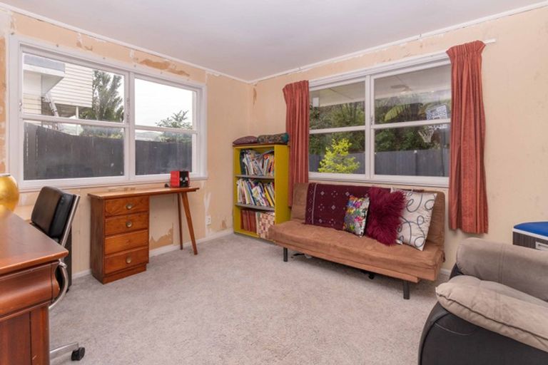 Photo of property in 24a Lyndhurst Road, Tawa, Wellington, 5028