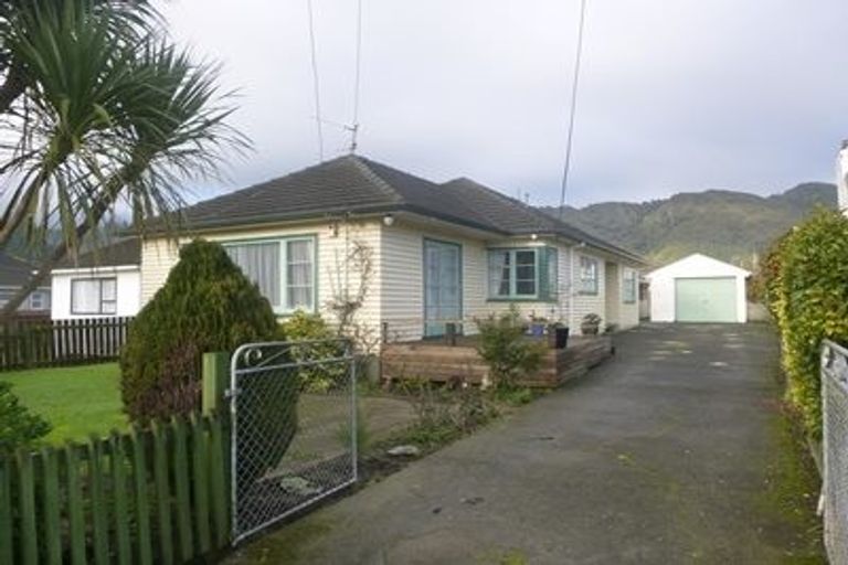 Photo of property in 77 Fraser Street, Wainuiomata, Lower Hutt, 5014