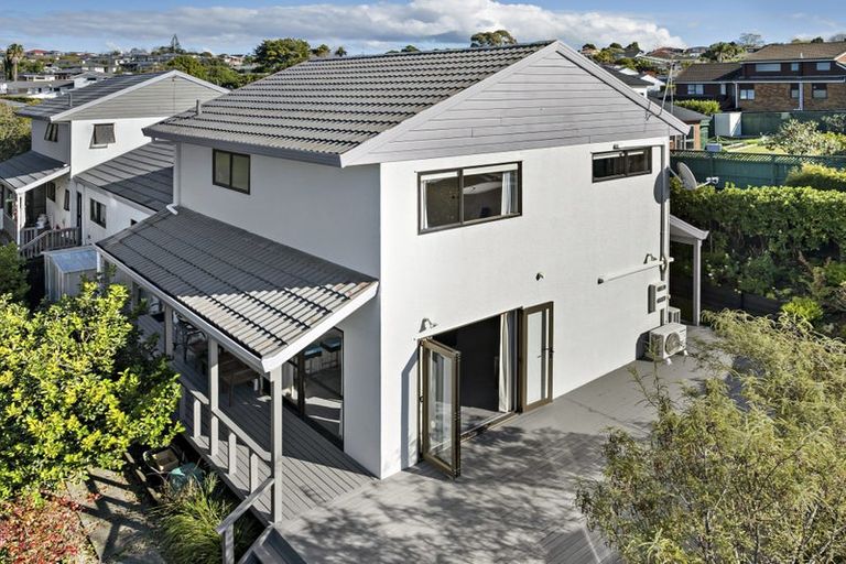 Photo of property in 2/102 Manhattan Heights, Glendene, Auckland, 0602