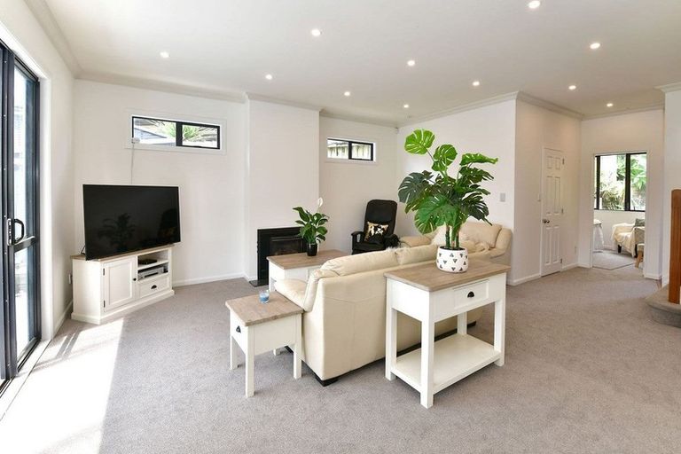 Photo of property in 11 Cuthill Close, Albany, Auckland, 0632