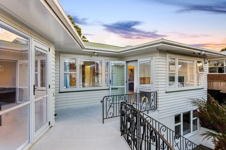 Photo of property in 15 Divich Avenue, Te Atatu South, Auckland, 0610