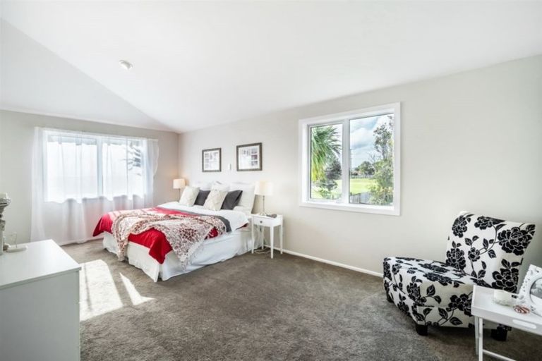 Photo of property in 2/210 Sunnynook Road, Totara Vale, Auckland, 0627