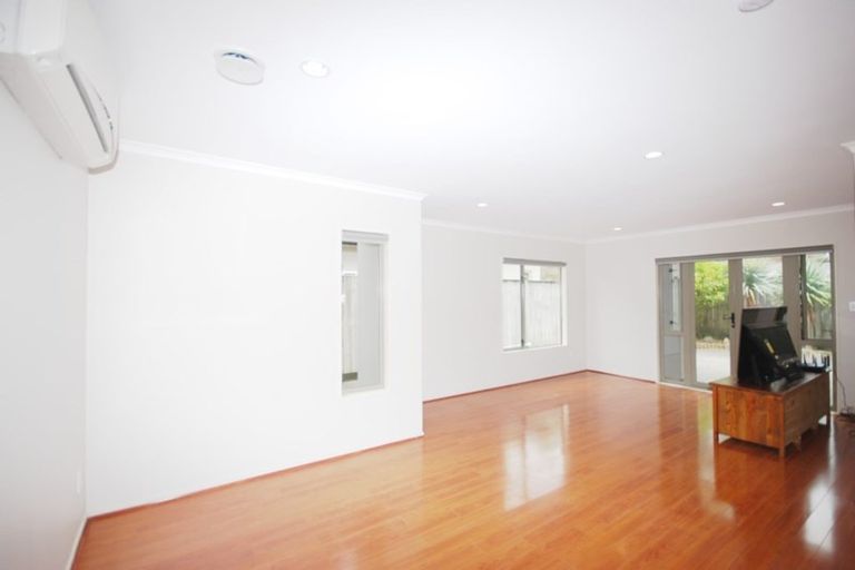 Photo of property in 11 Lilybank Crescent, East Tamaki, Auckland, 2013