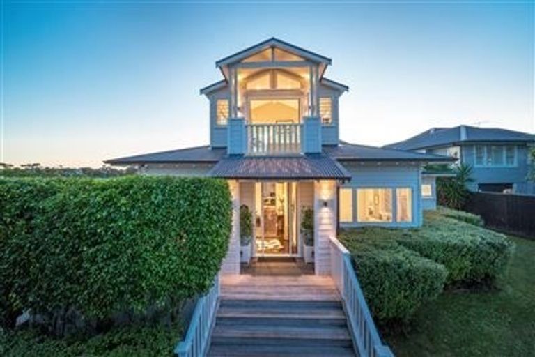 Photo of property in 1/41 Seaview Avenue, Northcote, Auckland, 0627