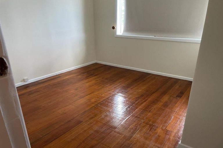 Photo of property in 16 Turville Crescent, Newlands, Wellington, 6037