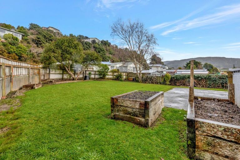 Photo of property in 48 Stokes Valley Road, Stokes Valley, Lower Hutt, 5019