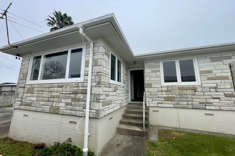 Photo of property in 22 Clendon Place, Manurewa, Auckland, 2102