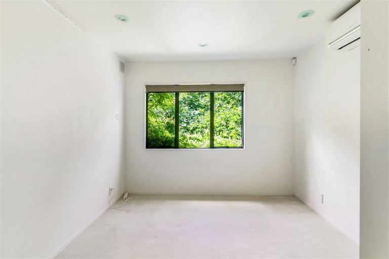 Photo of property in 327c Glenfield Road, Glenfield, Auckland, 0629