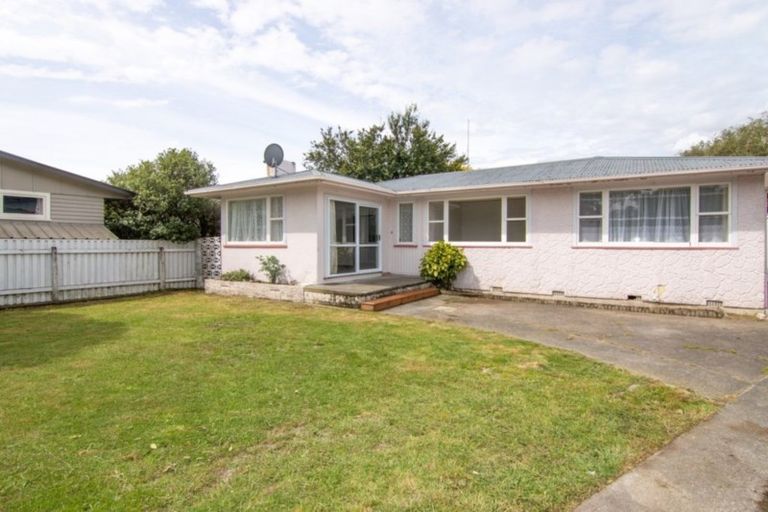 Photo of property in 27 Mokau Place, Terrace End, Palmerston North, 4410