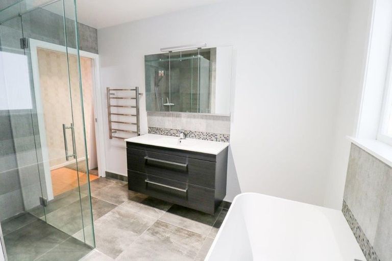 Photo of property in 143 Ruamahanga Crescent, Terrace End, Palmerston North, 4410