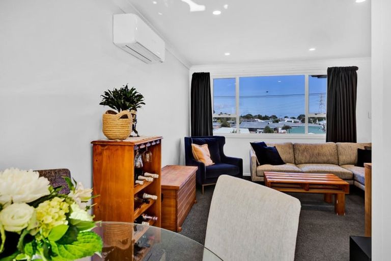 Photo of property in 25 Simons Street, Moturoa, New Plymouth, 4310