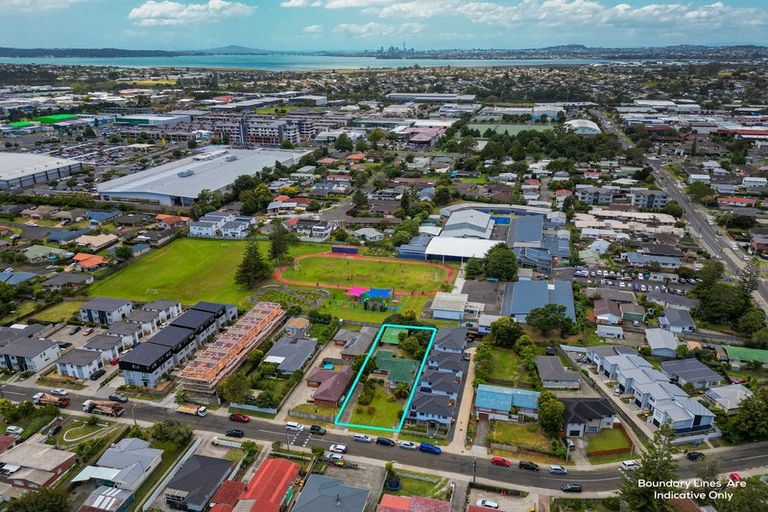 Photo of property in 11 Kingdale Road, Henderson, Auckland, 0610