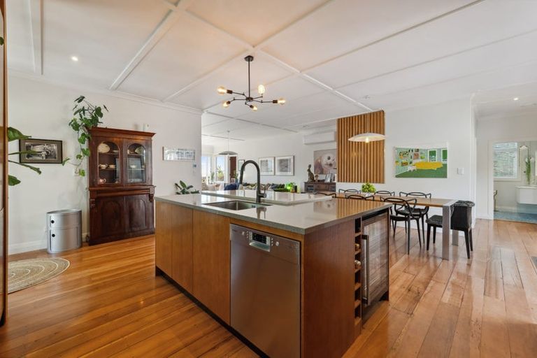 Photo of property in 122 Pendarves Street, New Plymouth, 4312