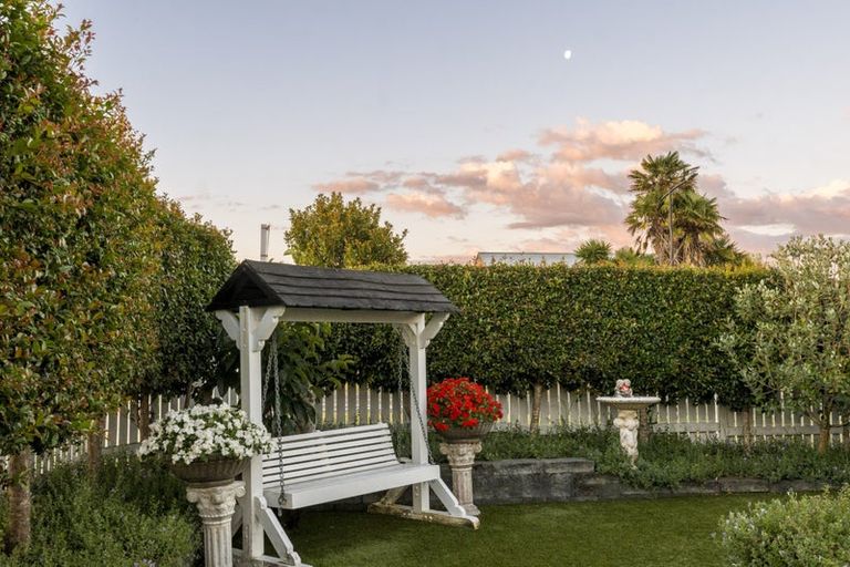 Photo of property in 25 Gilbransen Road, Kumeu, 0810