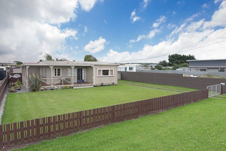 Photo of property in 18 Linklater Avenue, Foxton Beach, Foxton, 4815