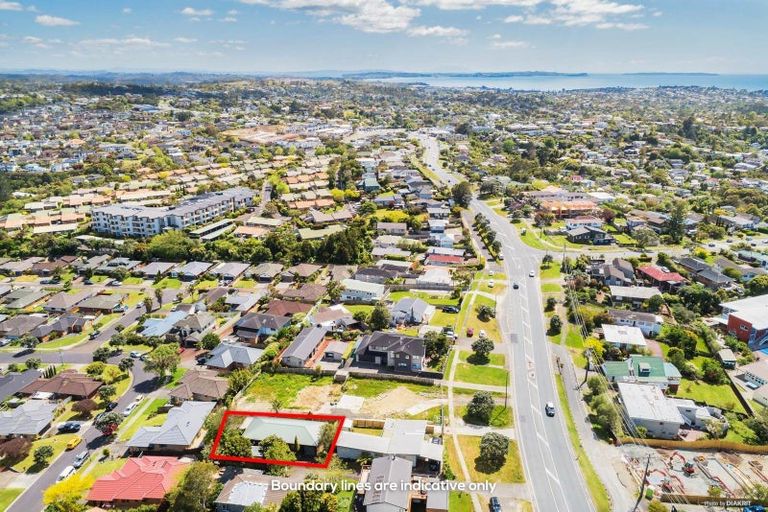 Photo of property in 2/878 East Coast Road, Northcross, Auckland, 0630