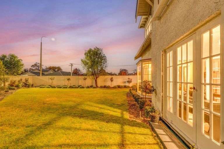 Photo of property in 24 Snowdon Road, Fendalton, Christchurch, 8052