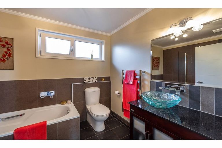 Photo of property in 2/4 Millhill Lane, Huntsbury, Christchurch, 8022